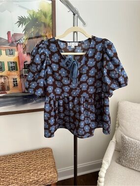 She and Sky Puff-Sleeve Peplum Top in Navy Floral